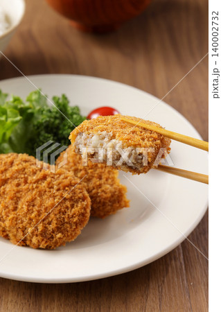 サクサクした美味しそうな牛肉コロッケ 140002732