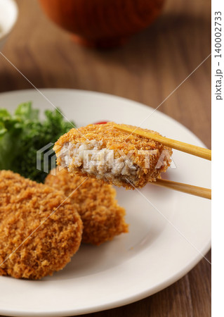 サクサクした美味しそうな牛肉コロッケ 140002733