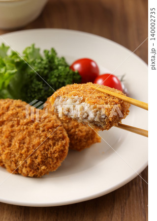 サクサクした美味しそうな牛肉コロッケ 140002735