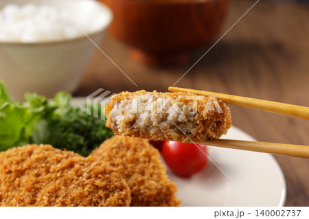 サクサクした美味しそうな牛肉コロッケ 140002737