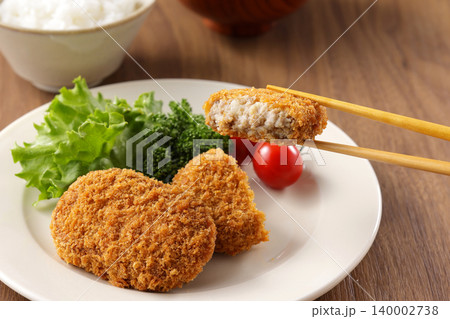 サクサクした美味しそうな牛肉コロッケ 140002738