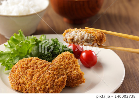 サクサクした美味しそうな牛肉コロッケ 140002739