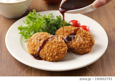 ソースがかかった牛肉コロッケ 140002743