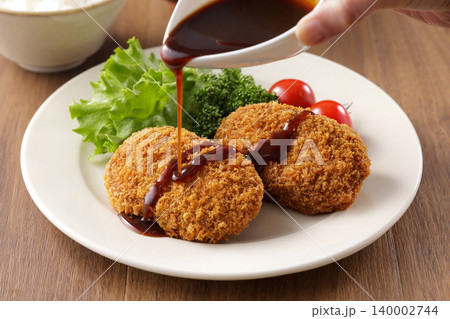ソースがかかった牛肉コロッケ 140002744