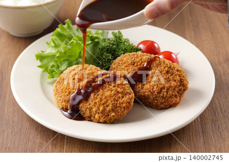 ソースがかかった牛肉コロッケ 140002745