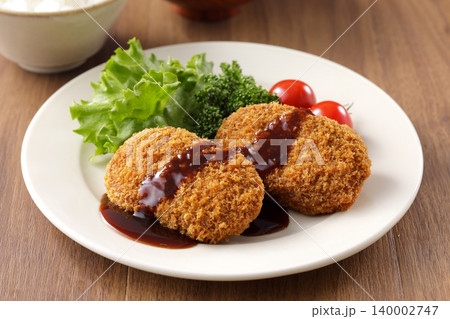 ソースがかかった牛肉コロッケ ソースがかかった牛肉コロッケ 140002747