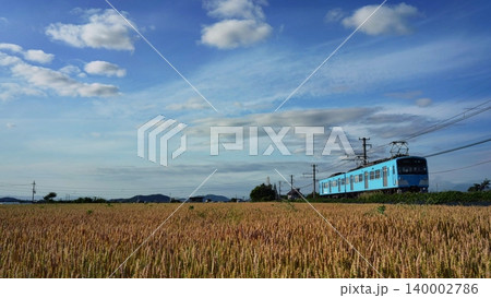 麦畑を走る近江鉄道 140002786