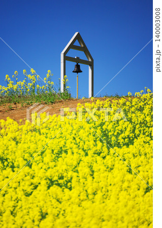 福島県喜多方市 三ノ倉高原花畑の幸福の鐘と満開の菜の花 青空の春風景 福島県喜多方市 三ノ倉高原花畑の幸福の鐘と満開の菜の花 青空の春風景 140003008