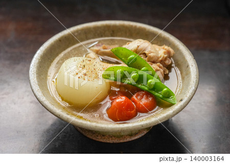新玉ねぎと鶏手羽元のスープ 140003164
