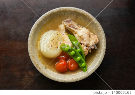 新玉ねぎと鶏手羽元のスープ 140003165