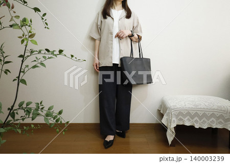 イージーパンツ×半袖シャツを羽織った女性 夏のオフィスカジュアルスタイルイメージ イージーパンツ×半袖シャツを羽織った女性 夏のオフィスカジュアルスタイルイメージ 140003239