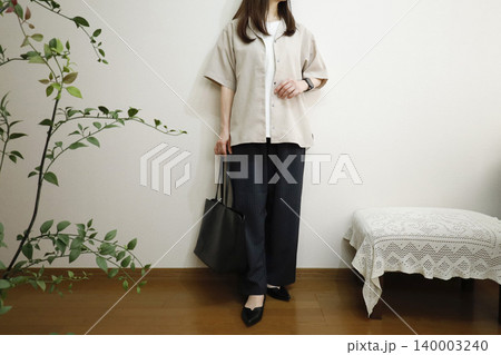 イージーパンツ×半袖シャツを羽織った女性 夏のオフィスカジュアルスタイルイメージ イージーパンツ×半袖シャツを羽織った女性 夏のオフィスカジュアルスタイルイメージ 140003240