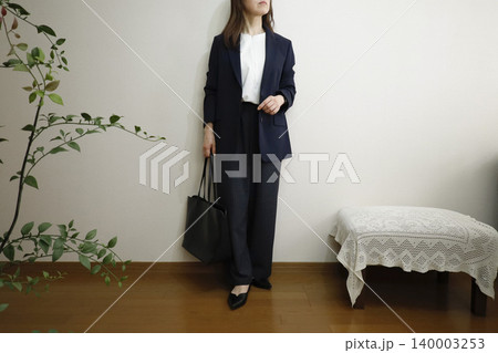 イージーパンツ×紺色ジャケットを羽織った女性 誠実さを保ちつつアクティブに働くイメージ イージーパンツ×紺色ジャケットを羽織った女性 誠実さを保ちつつアクティブに働くイメージ 140003253