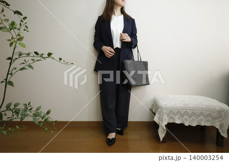 イージーパンツ×紺色ジャケットを羽織った女性 誠実さを保ちつつアクティブに働くイメージ イージーパンツ×紺色ジャケットを羽織った女性 誠実さを保ちつつアクティブに働くイメージ 140003254