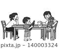 父の日の家族団らん、お父さんにお酒を注いであげる男の子。モノクロ 父の日の家族団らん、お父さんにお酒を注いであげる男の子。モノクロ 140003324