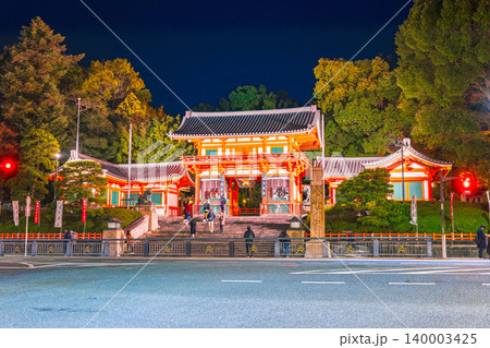 京都 夜の八坂神社 西楼門 京都 夜の八坂神社 西楼門 140003425