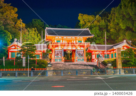 京都 夜の八坂神社 西楼門 京都 夜の八坂神社 西楼門 140003426