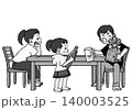 父の日の家族団らん、お父さんにお酒を注いであげる女の子。モノクロ 父の日の家族団らん、お父さんにお酒を注いであげる女の子。モノクロ 140003525