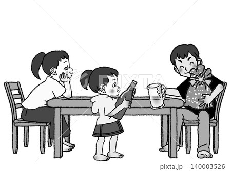 父の日の家族団らん、お父さんにお酒を注いであげる女の子。モノクロ 父の日の家族団らん、お父さんにお酒を注いであげる女の子。モノクロ 140003526