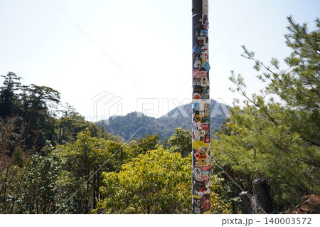 弥山の登山道の岩にのポール 140003572