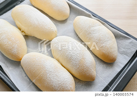 焼けた白コッペパン 140003574