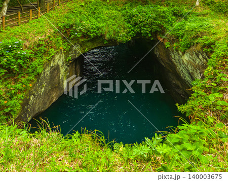 堂ヶ島 天窓洞の天窓を見下ろす風景 (静岡県、西伊豆) 140003675