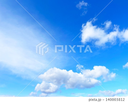 青空に浮かぶ白い雲 140003812