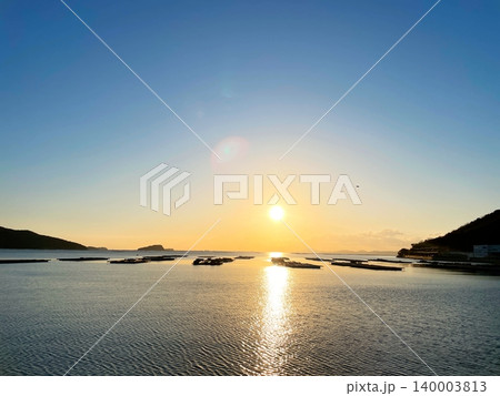 穏やかな海と昇る朝日 穏やかな海と昇る朝日 140003813