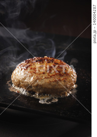 湯気の立つジューシーなハンバーグステーキ 湯気の立つジューシーなハンバーグステーキ 140004287