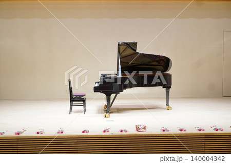 ステージ上のグランドピアノと椅子演奏会ホール音楽発表会イメージ 140004342