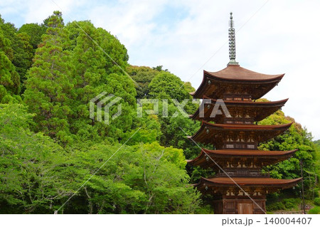 緑に囲まれた瑠璃光寺五重塔 緑に囲まれた瑠璃光寺五重塔 140004407