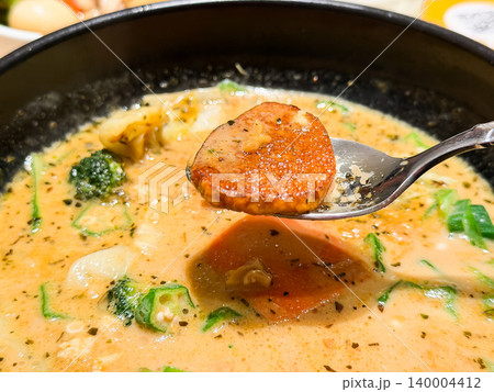 オクラや納豆が入ったネバとろスープカレー。ブロッコリーや山芋など野菜がたっぷり入っている。 オクラや納豆が入ったネバとろスープカレー。ブロッコリーや山芋など野菜がたっぷり入っている。 140004412