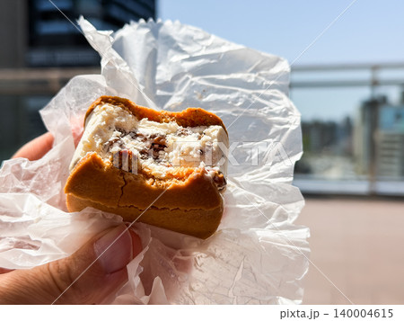 ラムレーズンバターサンド。たっぷりのラムレーズンバタークリームをクッキーで挟んだスイーツ。断面。 ラムレーズンバターサンド。たっぷりのラムレーズンバタークリームをクッキーで挟んだスイーツ。断面。 140004615