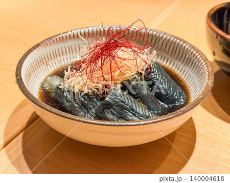 和食のナスの煮浸し。出汁が効いたつゆで煮込んだナス。鰹節を乗せて。 和食のナスの煮浸し。出汁が効いたつゆで煮込んだナス。鰹節を乗せて。 140004618