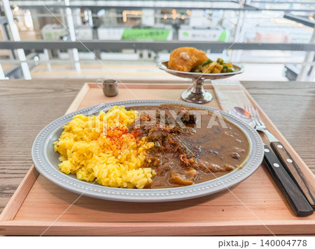 牛肉カレーとターメリックライスのお皿。 140004778