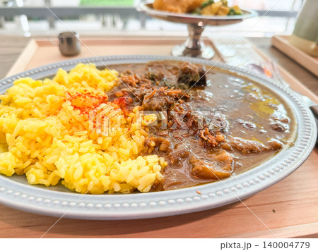 牛肉カレーとターメリックライスのお皿。 140004779