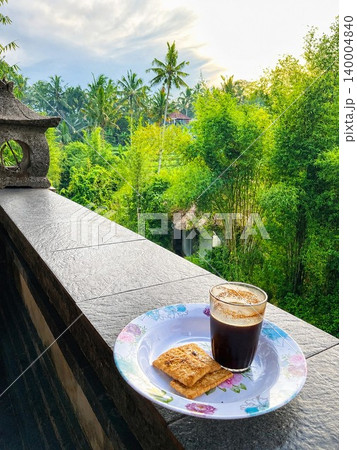 南国の朝時間 バリ島の緑とコーヒーのある癒しの風景 南国の朝時間 バリ島の緑とコーヒーのある癒しの風景 140004840