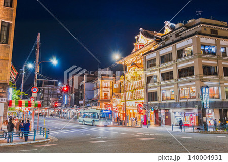京都　夜の四条大橋交差点 140004931