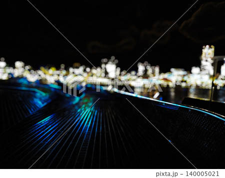 横浜大さん橋から望むみなとみらいの夜景を描いた鮮やかなネオン風イラスト背景 140005021