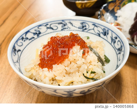 山菜の炊き込みご飯。味付けした米と山菜を一緒に炊き込んだ料理。イクラを添えて。 140005868