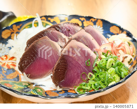 日本の高知県の名物料理、わら焼きカツオのたたき。炙った鰹の刺身を薬味と食べる料理。 日本の高知県の名物料理、わら焼きカツオのたたき。炙った鰹の刺身を薬味と食べる料理。 140005871
