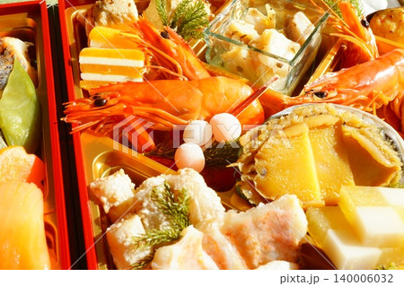 おせち料理の海老やアワビなど豪華食材のアップ正月料理素材写真 おせち料理の海老やアワビなど豪華食材のアップ正月料理素材写真 140006032