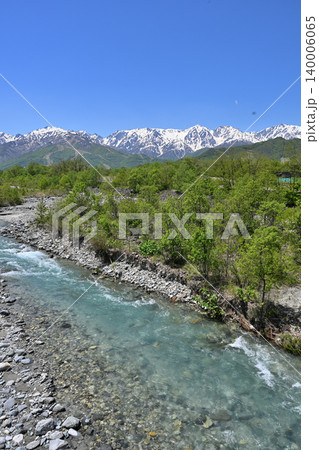 松川の清らかな流れと新緑と白馬三山 松川の清らかな流れと新緑と白馬三山 140006065