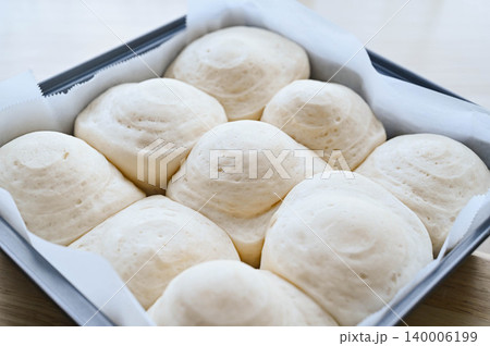 パン作り ケーキ型に並べたパン生地 パン作り ケーキ型に並べたパン生地 140006199