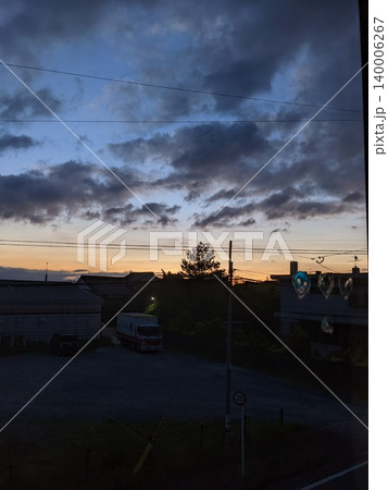 夕暮れの空と自転車 夕暮れの空と自転車 140006267
