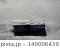 砂浜に流れ着いた枕木のような四角い流木 140006439