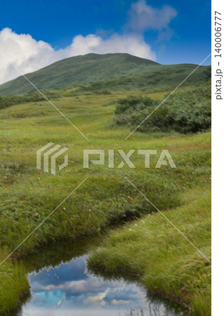 月山弥陀ヶ原湿原より月山眺望 140006777