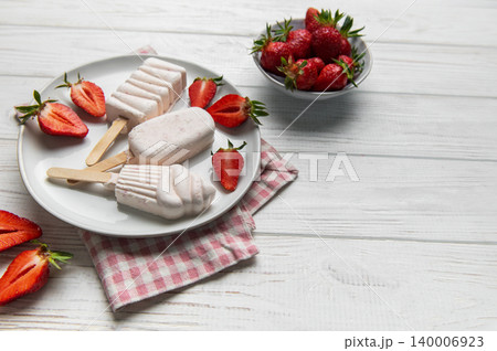 Homemade strawberry ice cream popsicles with fresh fruit Homemade strawberry ice cream popsicles with fresh fruit 140006923