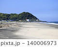 白い砂浜と海 新緑が生い茂る岬の長閑な風景 140006973