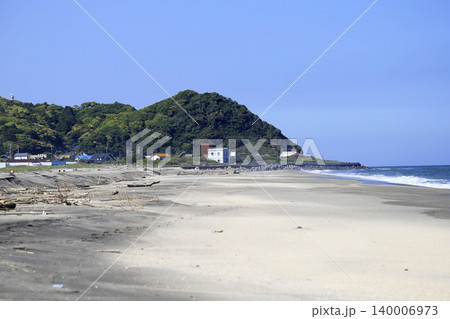 白い砂浜と海 新緑が生い茂る岬の長閑な風景 白い砂浜と海 新緑が生い茂る岬の長閑な風景 140006973